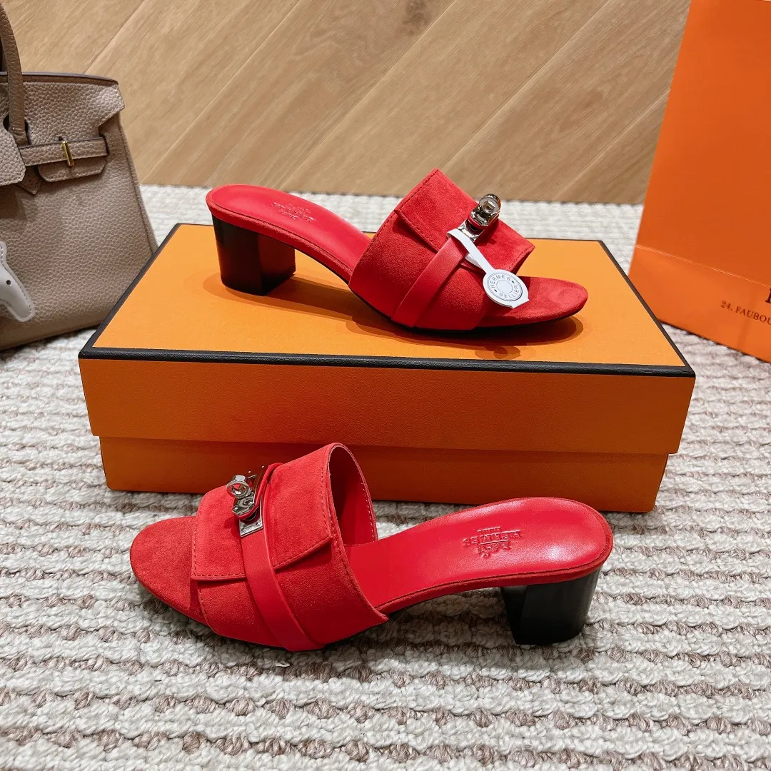 👟👟Ex-factory price 540👟👟 High version of the 2024 spring and summer new HERMES Hermès counter new style. The wedge-heeled Erjiu sandals and slippers, which have been extremely popular recently, are paired with various colorful socks. They are very trendy. Upper: cowhide. Outsole: technological imitation wood sole. Heel height: about 7cm. Size: Female 35-41 (40/41 non-refundable and non-exchangeable)